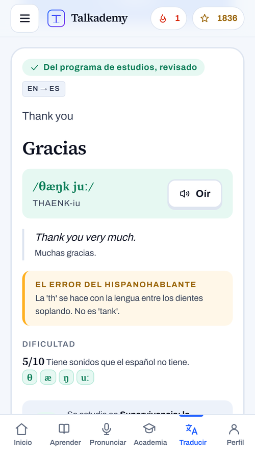 El traductor de la aplicación mostrando «Thank you»: el sello «Del programa de estudios, revisado», la traducción «Gracias», la transcripción /θæŋk juː/ con la pronunciación figurada THAENK-iu, el ejemplo «Thank you very much», el error del hispanohablante —la th se hace con la lengua entre los dientes, no es «tank»— y la dificultad 5 de 10.